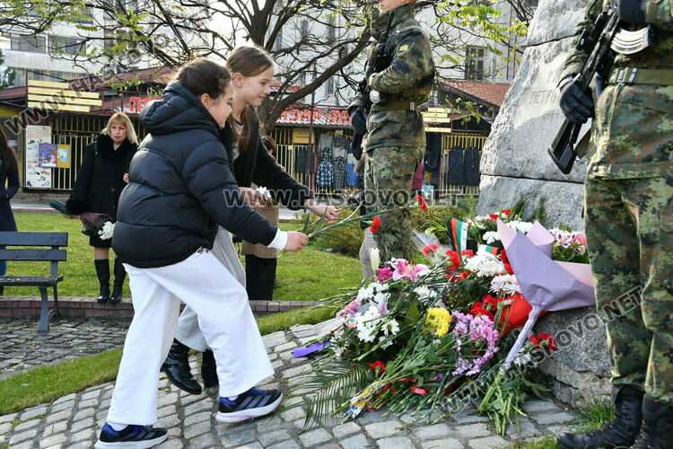 Много деца и възрастни от Хасково поднесоха цветя за 181 г. от рождението на Капитан Петко войвода