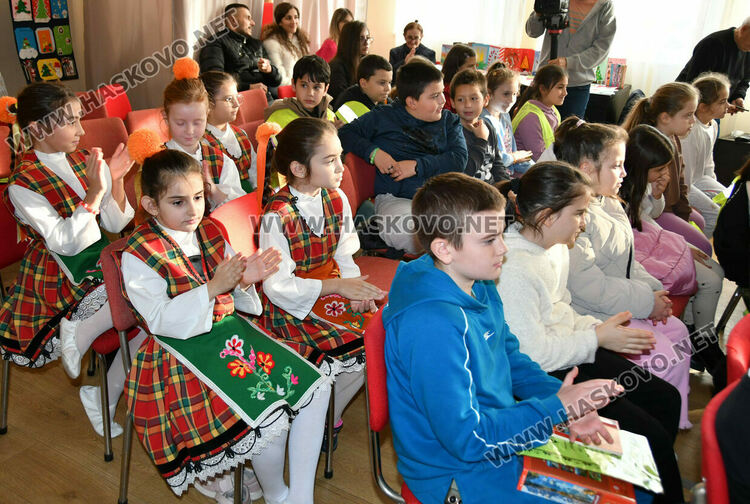 Наградиха победителите в конкурса за коледни картички и сурвачки в Хасково