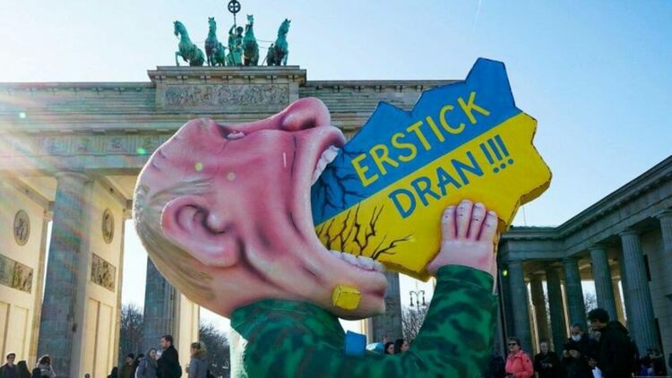 Инсталация, изобразяваща Путин, на германския скулптор Жак Тили.