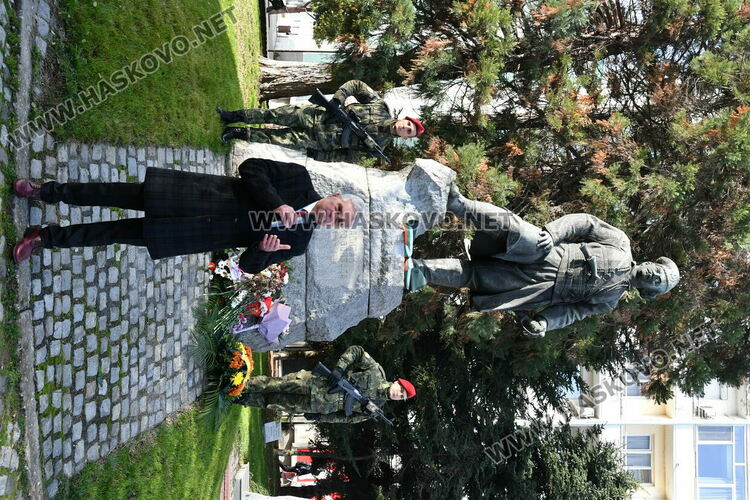 Много деца и възрастни от Хасково поднесоха цветя за 181 г. от рождението на Капитан Петко войвода