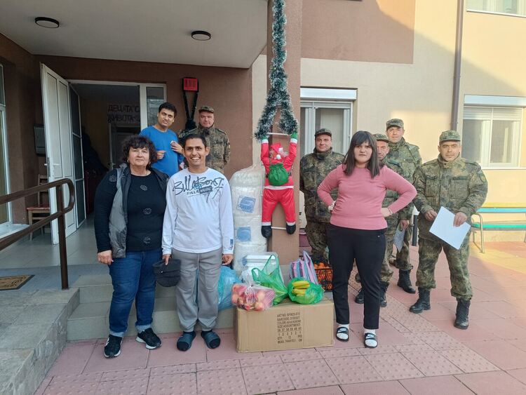 Военнослужещи зарадваха деца от Хасково за Коледа с храни и консумативи
