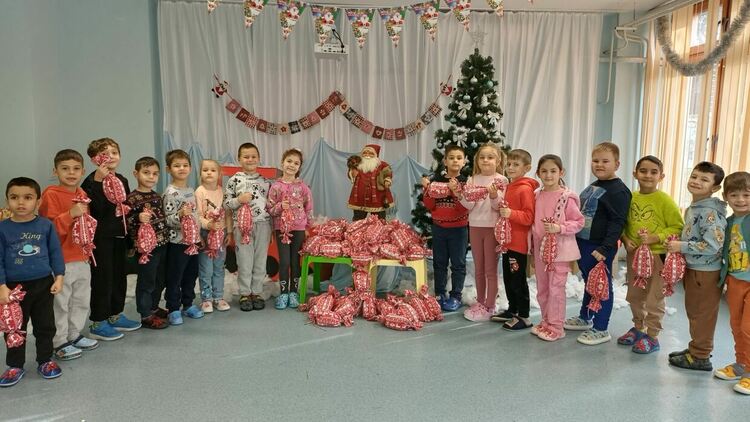 Децата в Димитровград получиха коледни торбички с лакомства