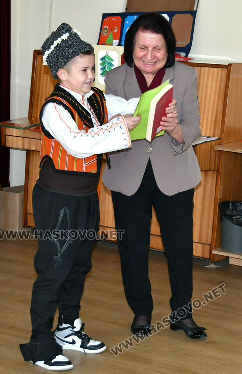 Наградиха победителите в конкурса за коледни картички и сурвачки в Хасково