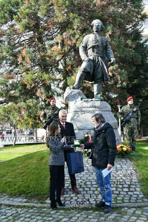 Много деца и възрастни от Хасково поднесоха цветя за 181 г. от рождението на Капитан Петко войвода