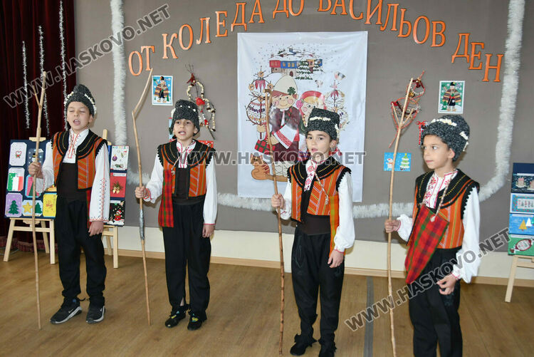 Наградиха победителите в конкурса за коледни картички и сурвачки в Хасково