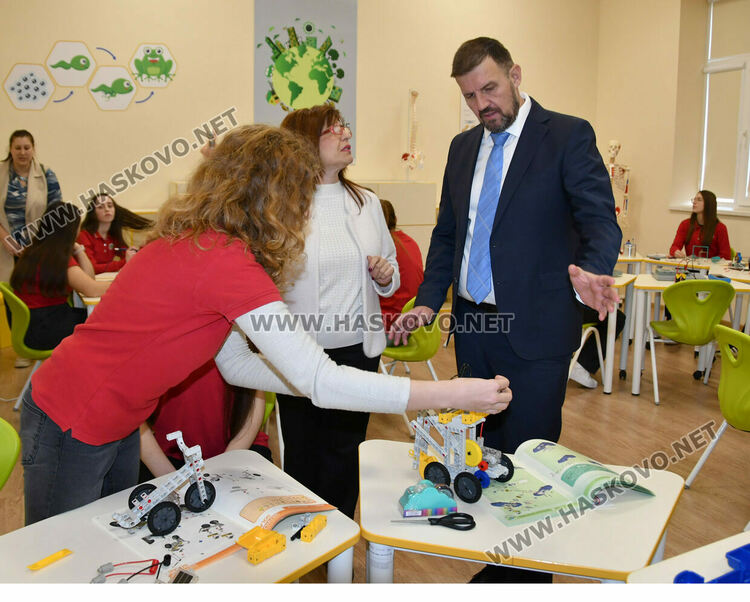 Откриха високотехнологичен STEM център в СУ &bdquo;Васил Левски&ldquo; Хасково 