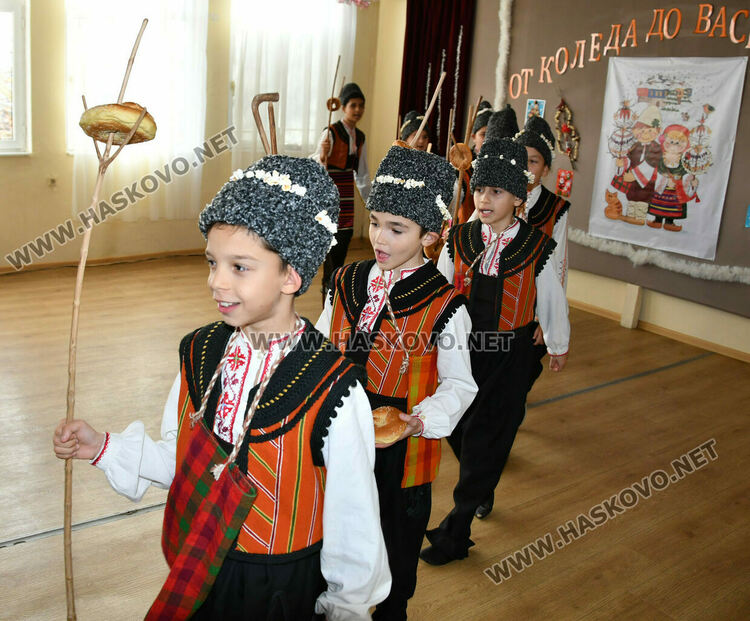 Наградиха победителите в конкурса за коледни картички и сурвачки в Хасково