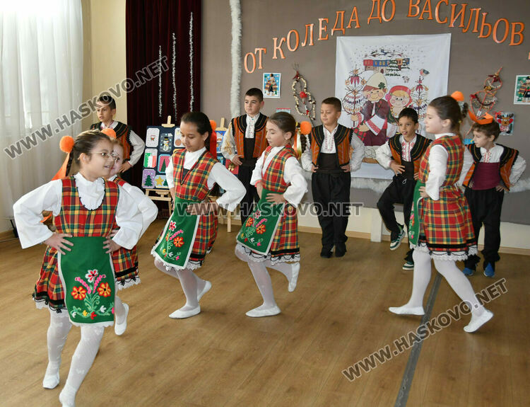 Наградиха победителите в конкурса за коледни картички и сурвачки в Хасково