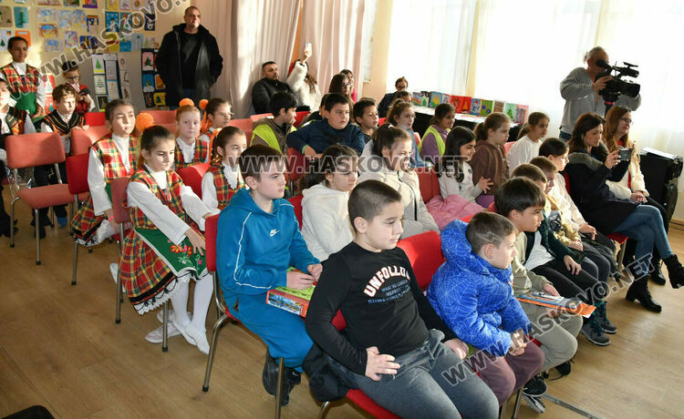 Наградиха победителите в конкурса за коледни картички и сурвачки в Хасково