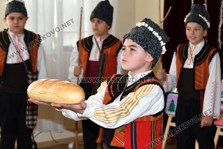 Наградиха победителите в конкурса за коледни картички и сурвачки в Хасково