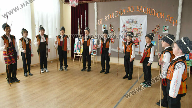 Наградиха победителите в конкурса за коледни картички и сурвачки в Хасково