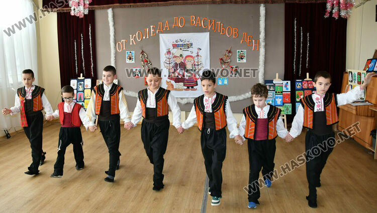 Наградиха победителите в конкурса за коледни картички и сурвачки в Хасково