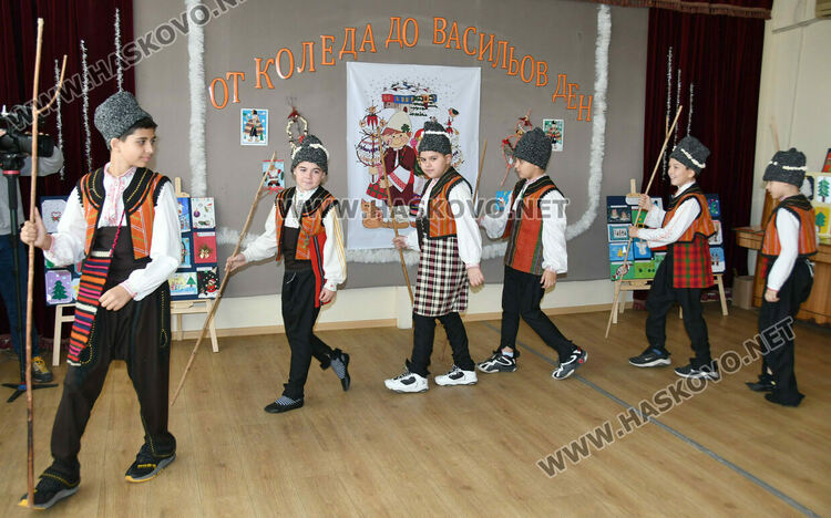 Наградиха победителите в конкурса за коледни картички и сурвачки в Хасково