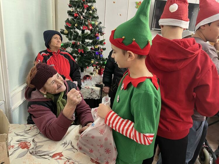 &bdquo;Едно налице, едно наопаки&ldquo;&nbsp;&ndash; жест на внимание, топлина и усмивки за възрастните хора в Хасково 