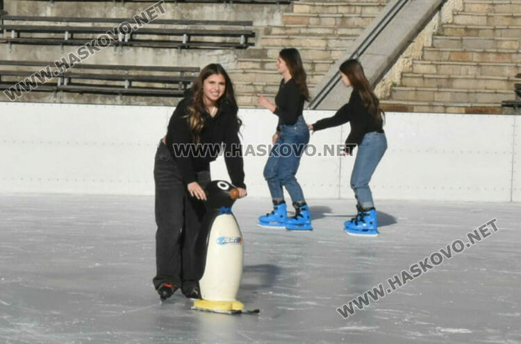 Ледената пързалка в Хасково отвори врати