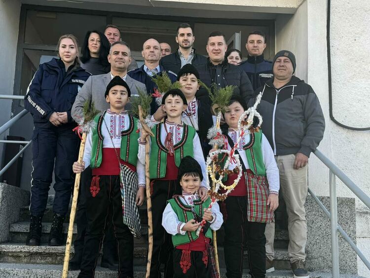 Полицаи от РУ-Джебел посрещнаха коледари в управлението
