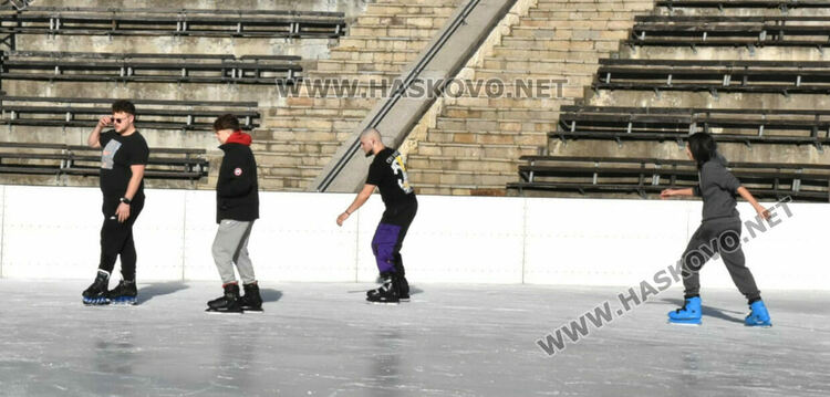 Ледената пързалка в Хасково отвори врати