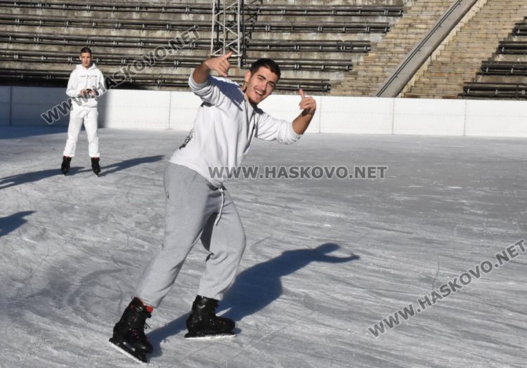 Ледената пързалка в Хасково отвори врати