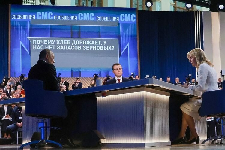 "Защо поскъпва хлябът, нямаме запаси от зърно, ли?" - това съобщение се появи по време на годишната пресконференция на Владимир Путин. Снимка АП/БТА