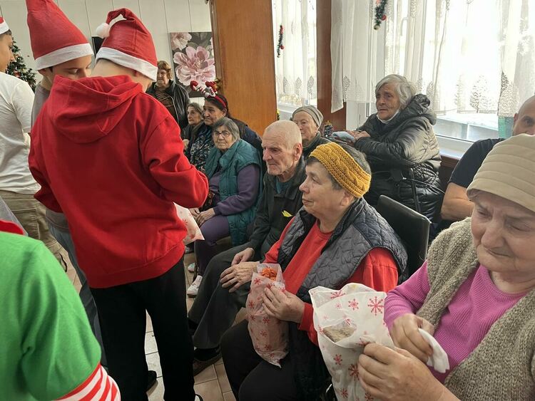 &bdquo;Едно налице, едно наопаки&ldquo;&nbsp;&ndash; жест на внимание, топлина и усмивки за възрастните хора в Хасково 