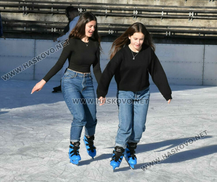 Ледената пързалка в Хасково отвори врати