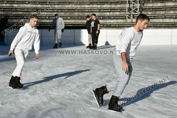 Ледената пързалка в Хасково отвори врати
