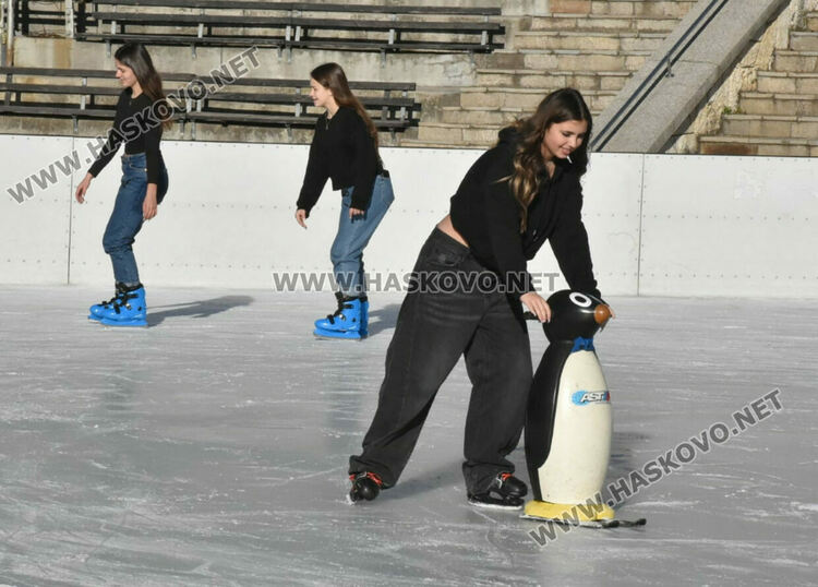 Ледената пързалка в Хасково отвори врати