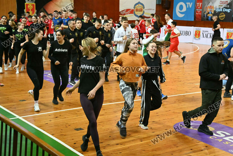 Стотици се включиха в благотворителна тренировка в Хасково 