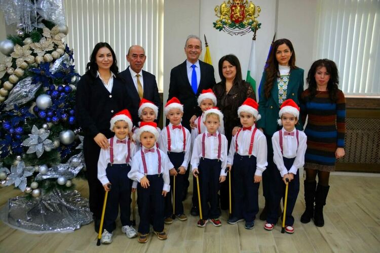 Добри гости коледари гостуваха на кмета на Асеновград
