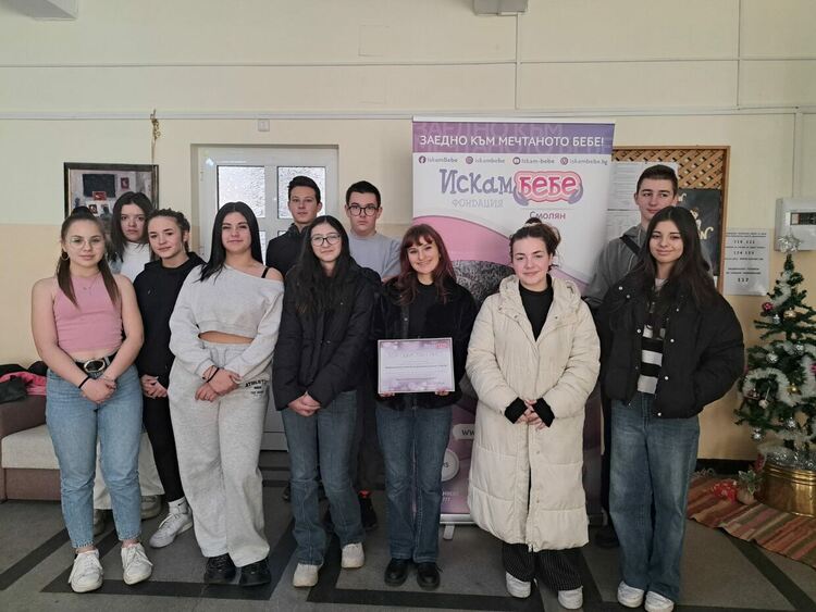 Над две хиляди лева събраха ученици от Художествената гимназия в Смолян за &bdquo;Искам бебе&ldquo;