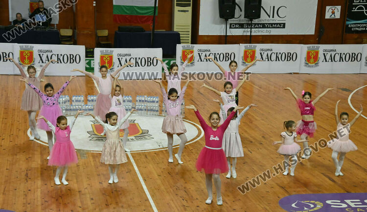 Стотици се включиха в благотворителна тренировка в Хасково 