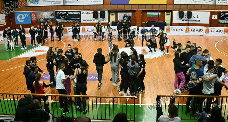 Стотици се включиха в благотворителна тренировка в Хасково 