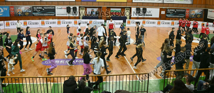 Стотици се включиха в благотворителна тренировка в Хасково 