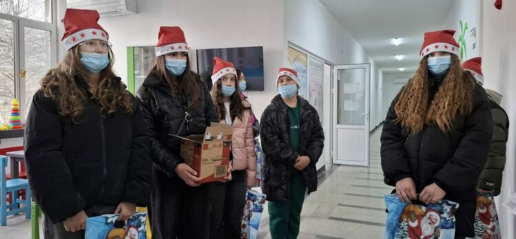 Коледни добрини: Децата от  Грохотно зарадваха с подаръци пациенти в девинската болница