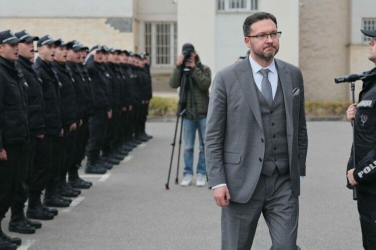 Министърът на спокойствието и скандалите