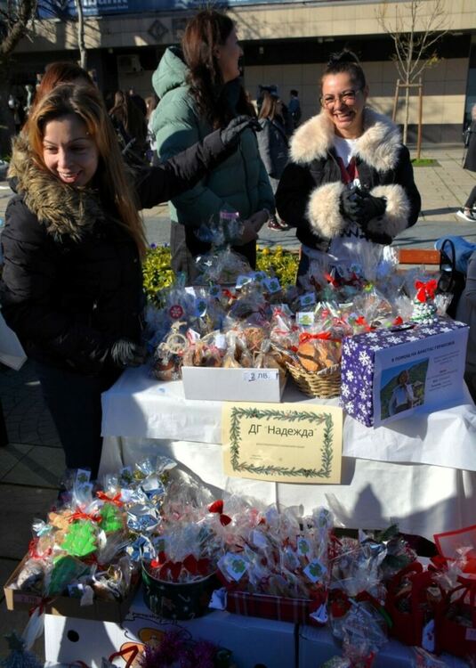 Кулинарният благотворителен базар в Асеновград пожъна огромен успех