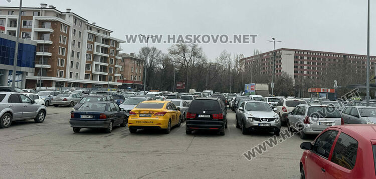 Започна голямото пазаруване за коледните празници, трафик от коли в Хасково