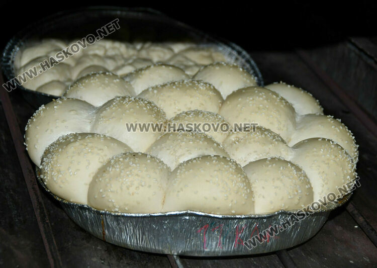 Деца, родители и учители месиха коледни питки и обредни хлябове в СУ &bdquo;Васил Левски&ldquo;