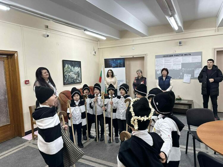 Коледари от СУ"Петко Р. Славейков" в Кърджали на гости на институциите 