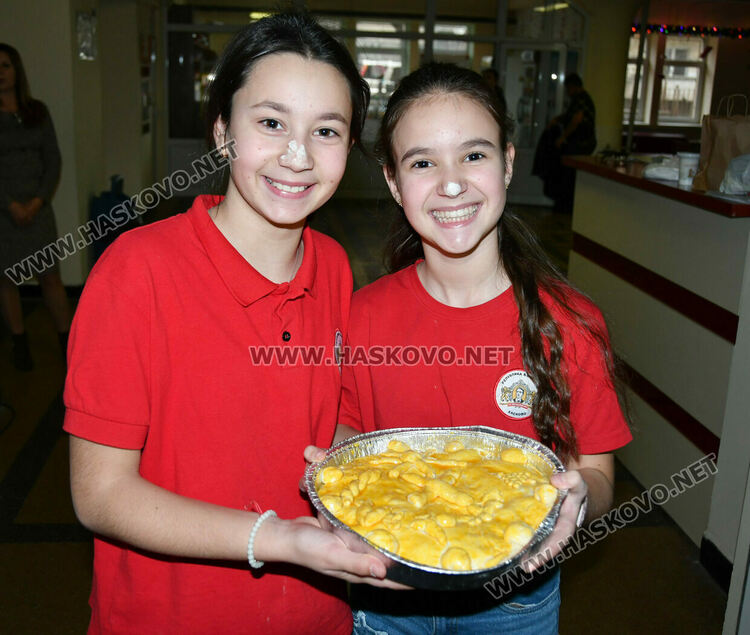 Деца, родители и учители месиха коледни питки и обредни хлябове в СУ &bdquo;Васил Левски&ldquo;