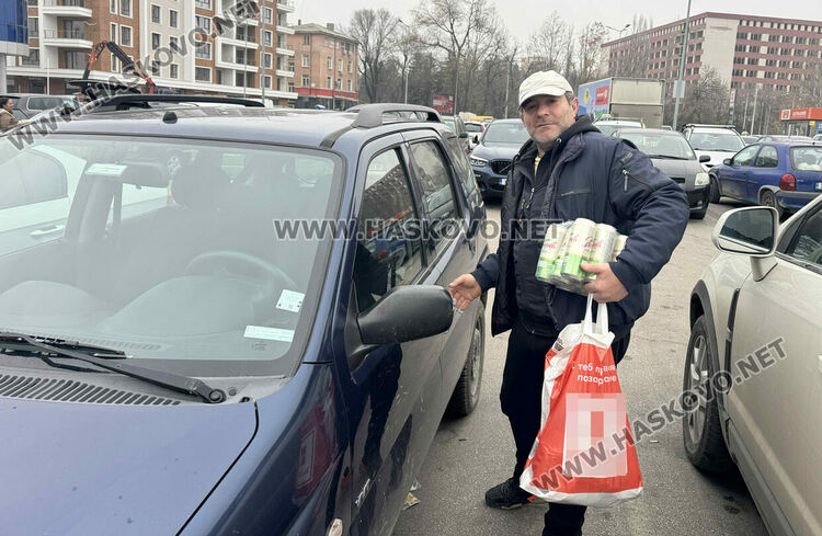 Започна голямото пазаруване за коледните празници, трафик от коли в Хасково