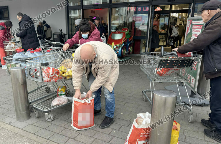 Започна голямото пазаруване за коледните празници, трафик от коли в Хасково