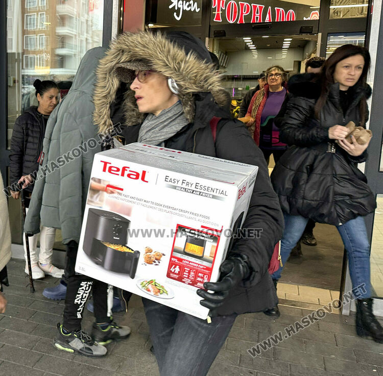 Започна голямото пазаруване за коледните празници, трафик от коли в Хасково