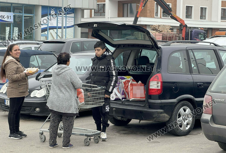 Започна голямото пазаруване за коледните празници, трафик от коли в Хасково