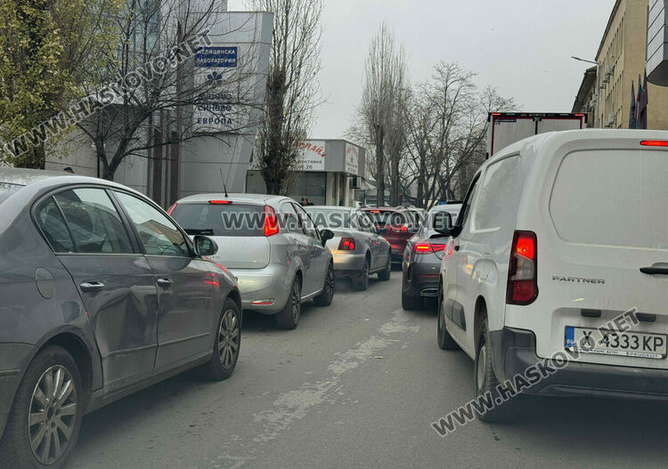 Започна голямото пазаруване за коледните празници, трафик от коли в Хасково