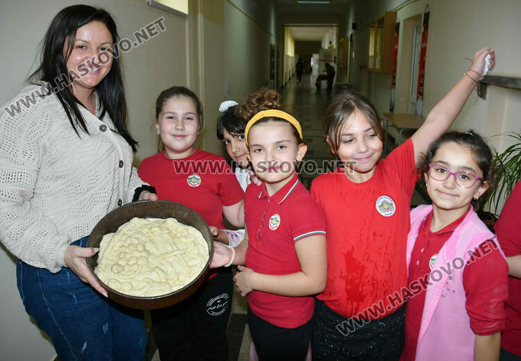 Деца, родители и учители месиха коледни питки и обредни хлябове в СУ &bdquo;Васил Левски&ldquo;
