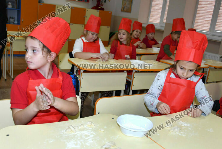 Деца, родители и учители месиха коледни питки и обредни хлябове в СУ &bdquo;Васил Левски&ldquo;