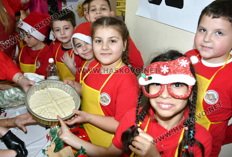 Деца, родители и учители месиха коледни питки и обредни хлябове в СУ &bdquo;Васил Левски&ldquo;