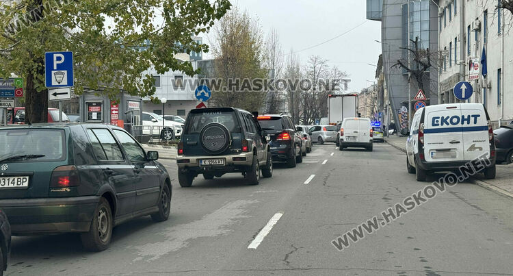 Започна голямото пазаруване за коледните празници, трафик от коли в Хасково