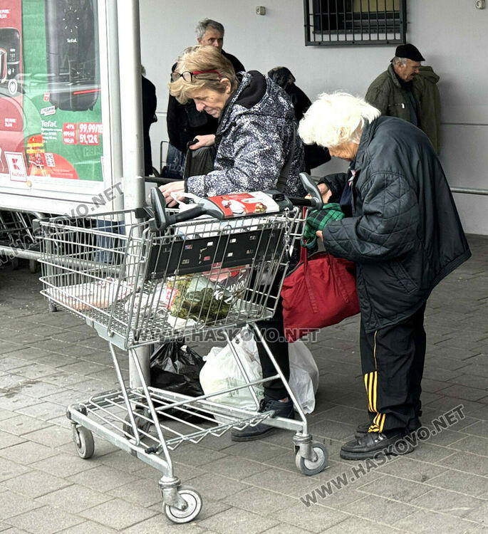 Започна голямото пазаруване за коледните празници, трафик от коли в Хасково